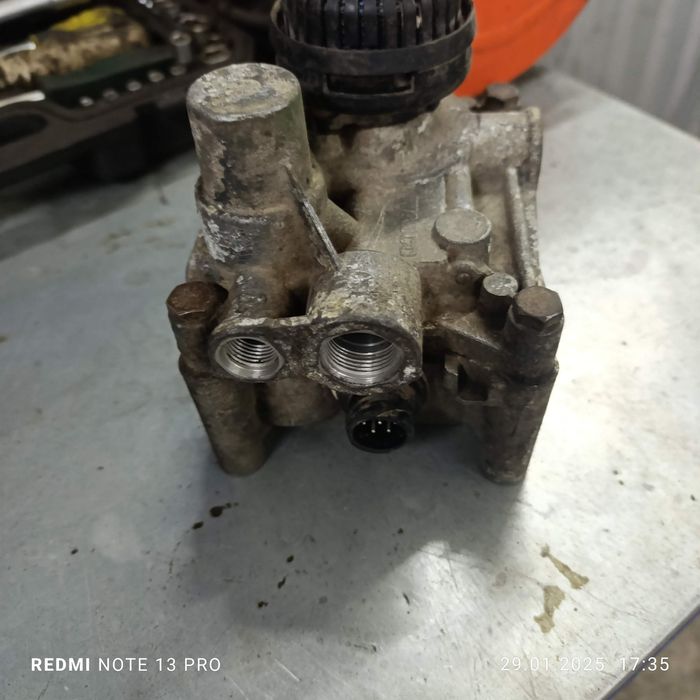 Кран передних тормозов на Daf