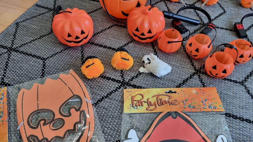 Halloween zestaw maski  kapelusze akcesoria
