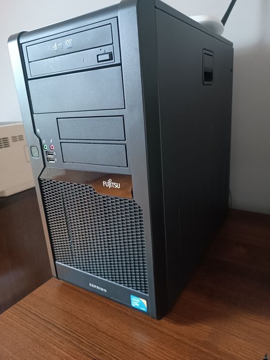 Komputer stacjonarny z monitorem