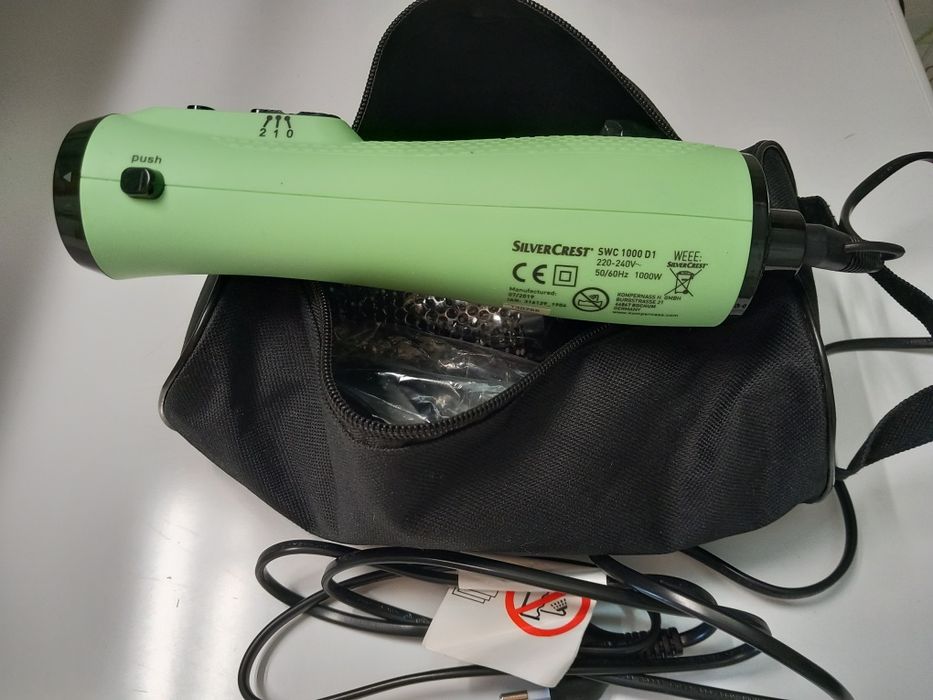 Фен с комплектом насадок.