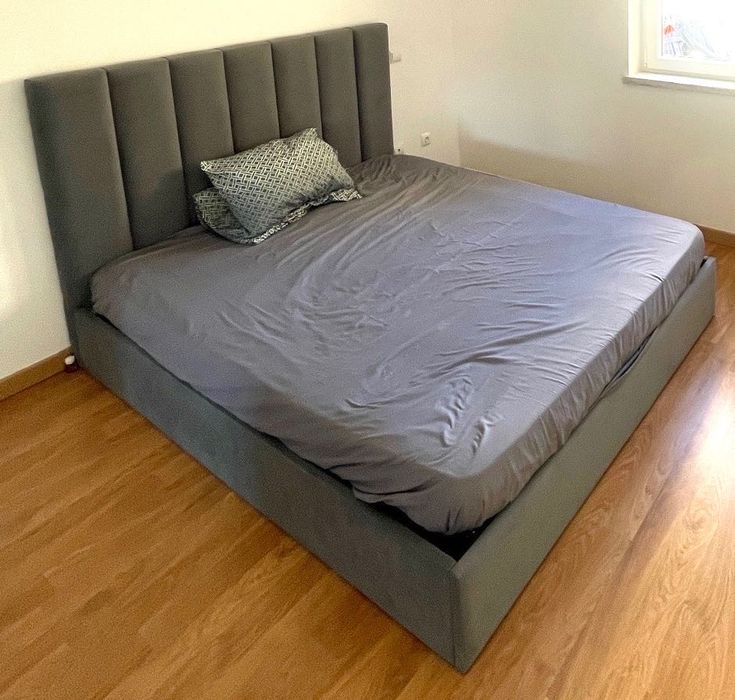 Cama cinza escuro acolchoada c/colchão