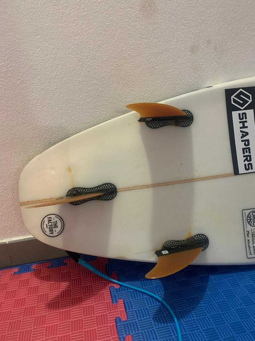 Prancha de Surf 6'0 Shapers com quilhas e capa