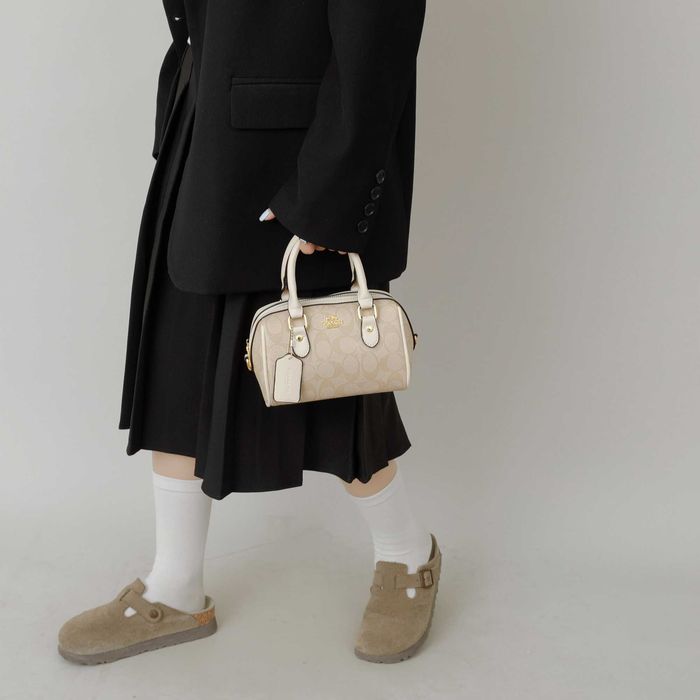 Жіноча сумка COACH Mini Rowan Crossbody In Signature / Сумка Коач крос боді з ремінцем бежева/ жіноча сумочка Коуч