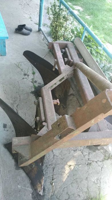 Плуг двох корпусний