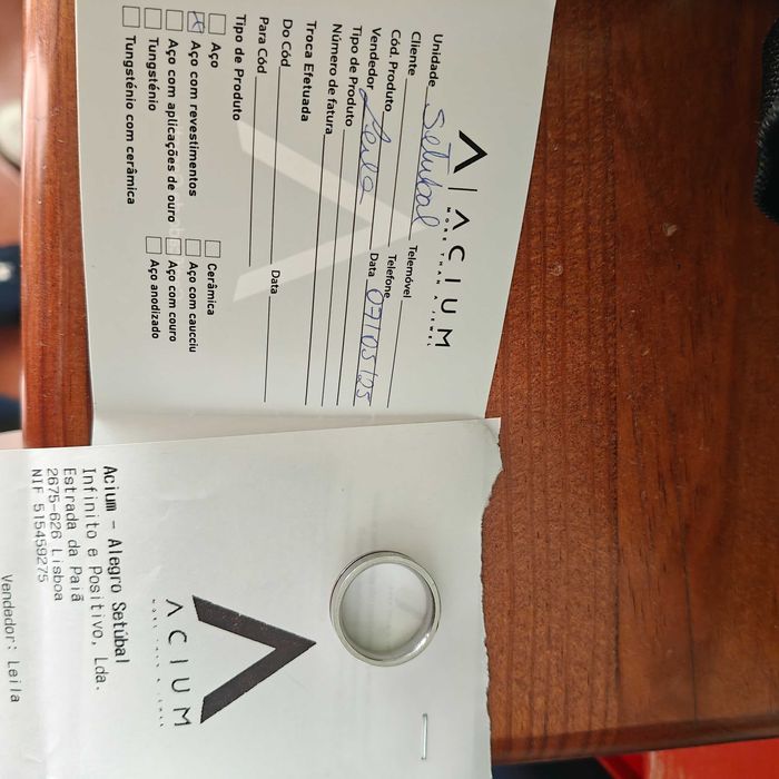 Anel de aço hipoalergenico com tira banhada em ouro.