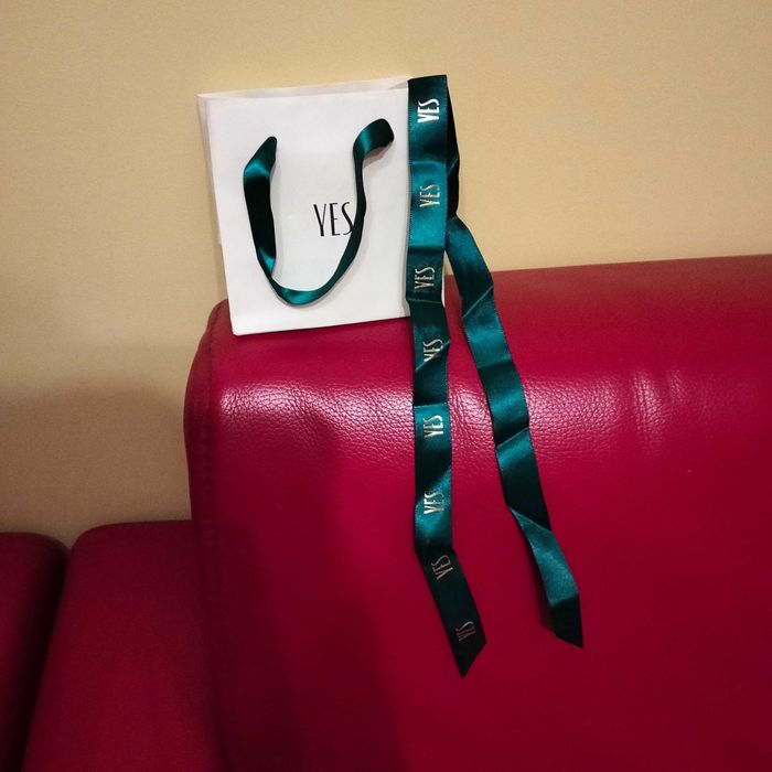 Papierowa torebka Yes na prezent z zieloną wstążką Yes