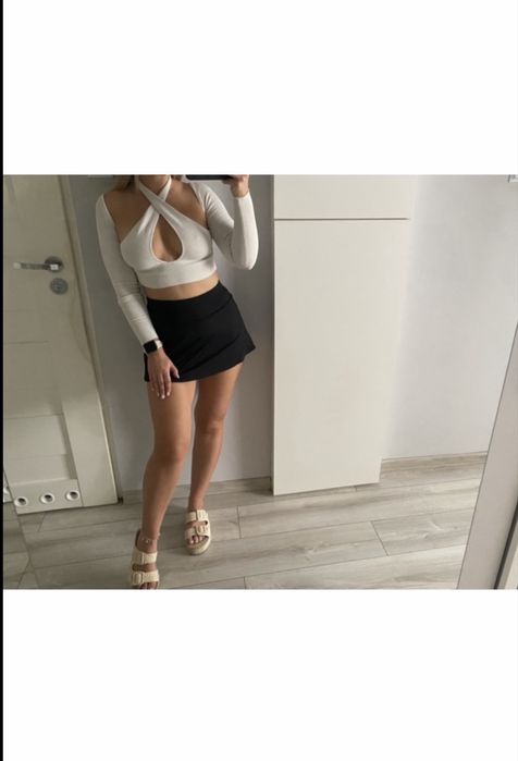 Crop bluzka wycięta Bershka