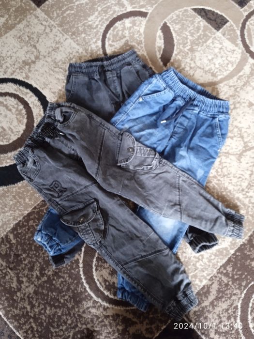 Троє джинсів на хлопчика 5-6 років за 300 грн