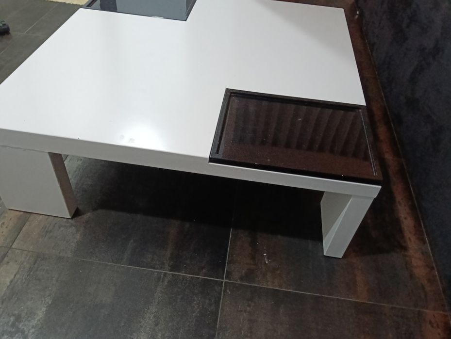 Mesa de sala de estar de  centro preta e branca