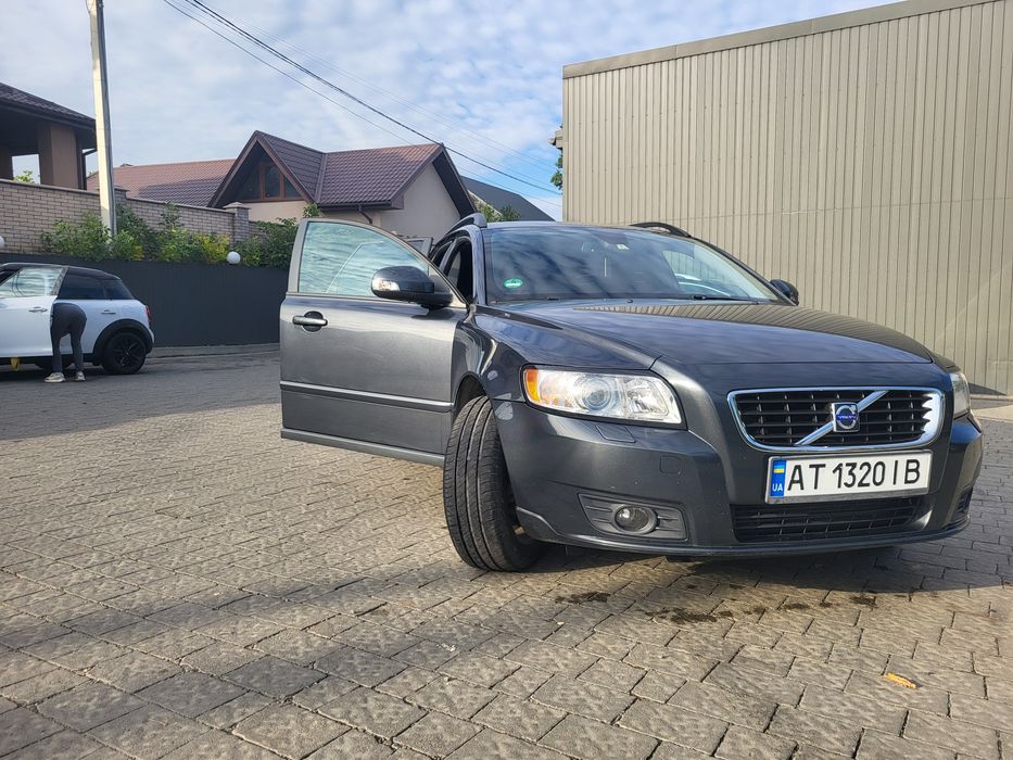 Автомобіль Volvo v50