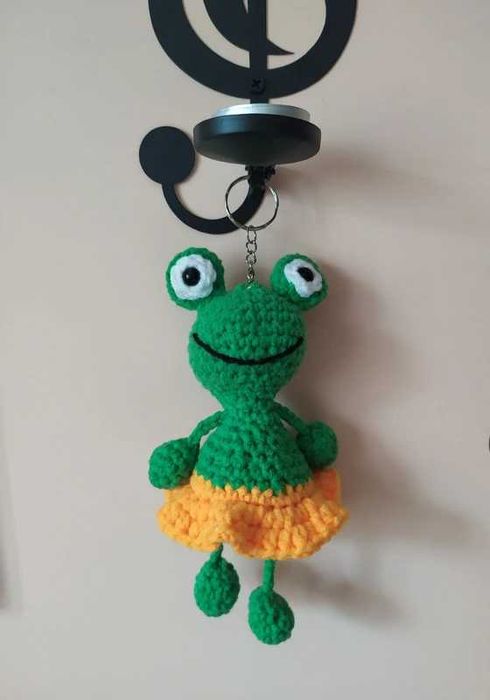 Breloczek żabka w spódniczce, amigurumi