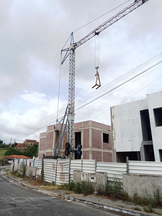Grua auto-montante