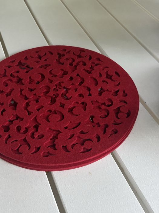 Individual de mesa, encarnado, recortado. 4 unidades. Velcro.