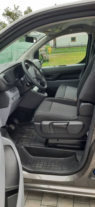 Wynajem Bus Opel Vivaro 2021 9-osobowy