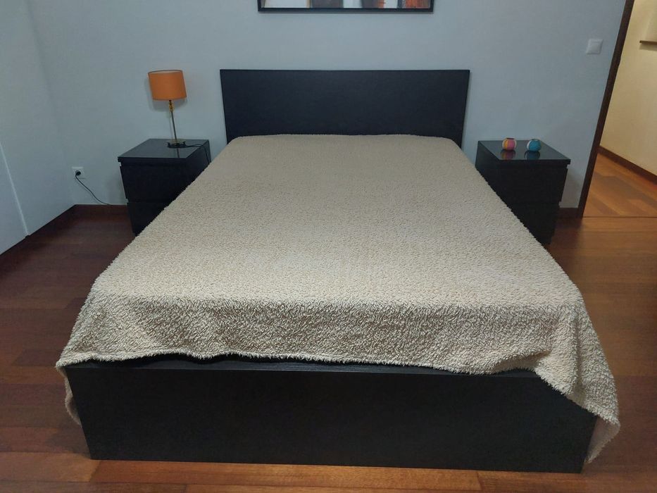 Cama de casal com cómodas