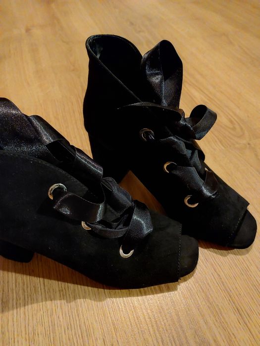 Zamszowe buty na obcasie