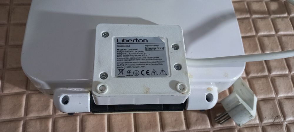 Вафельниця / бутербродниця  Liberton LSM - 8040, робочий стан.