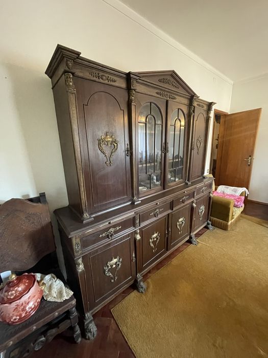 Móvel antigo de sala em madeira maciça com detalhes em bronze