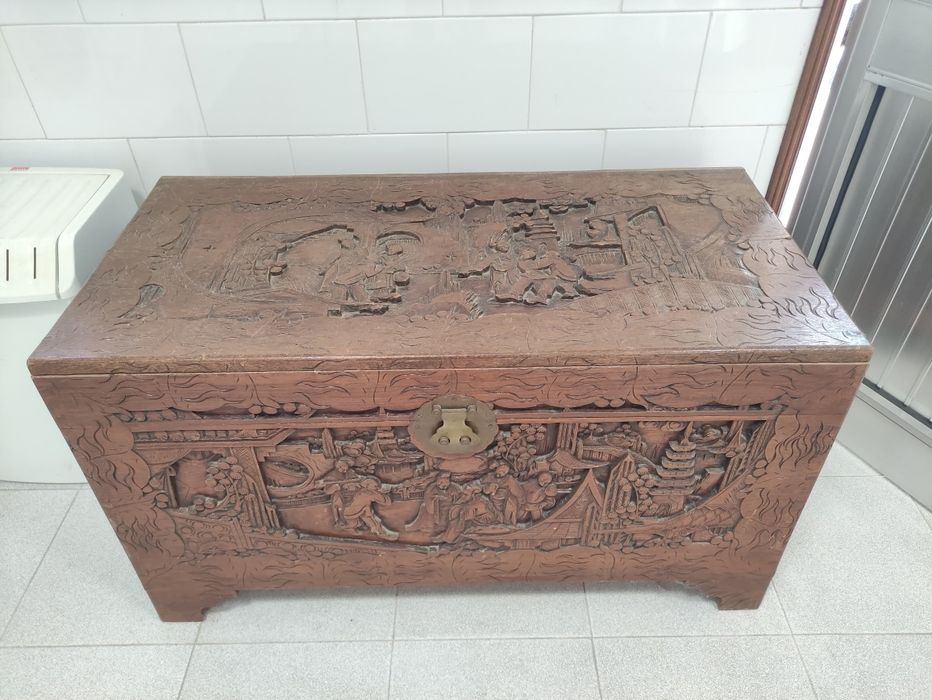 Arca Madeira Antiga trabalhada à mão Moçambicana