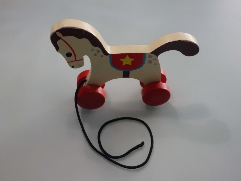 Drewniana zabawka konik na kołach do ciągnięcia za sznurek