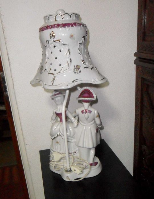 Candeeiro todo em porcelana