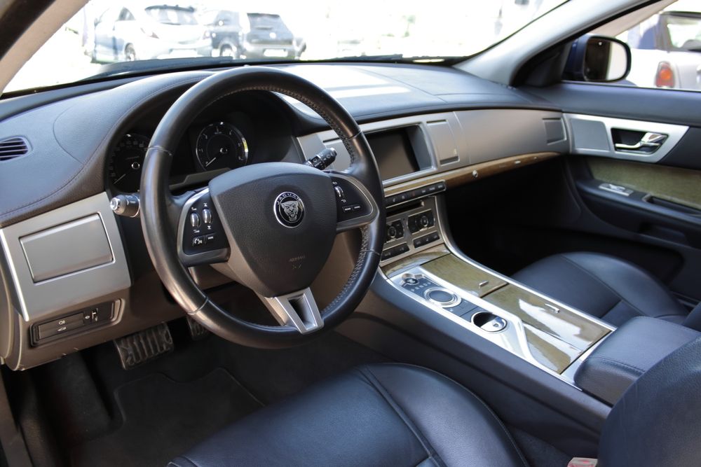 Jaguar XF 2.2 D Luxury Auto (229€/Mês)