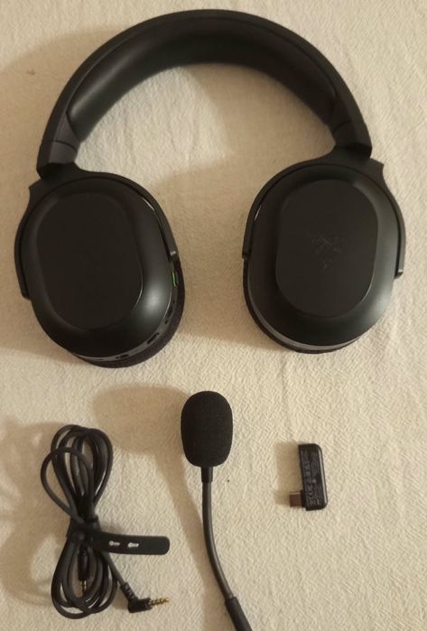 Срочно:Новая использованно 2,3 месяца беспроводная  гарнитура Razer Barracuda X 
Без дефектов и падение  гарантия на сто.
