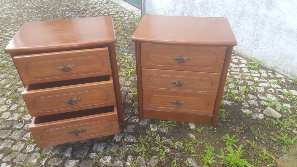 2 Bancas de cabeceira  como  novas