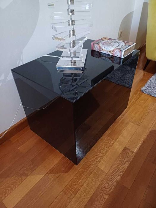 Mesa de apoio retangular em vidro em ótimo estado.