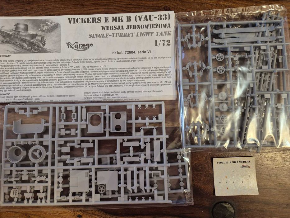 Kit de Modelismo 1/72 da Mirage -  Czolg tanque  Vickers E Mk B