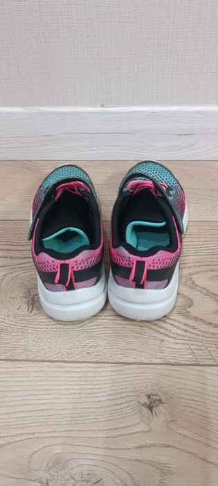 Продам кросівки для дівчинки фірма skechers.