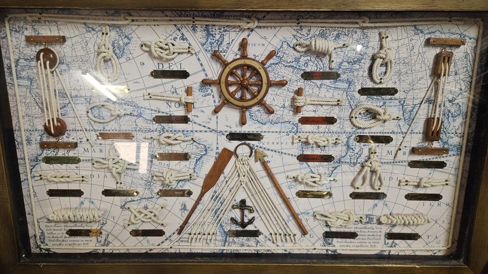 Vendo quadro alusivo a objetos marítimos