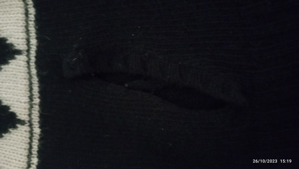 Poncho de senhora com aberturas para as.maos em lã como novo