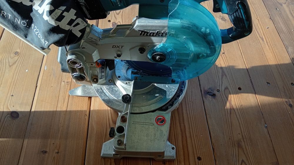 Makita DLS600 Piła akumulatorowa 18.V 6.0Ah