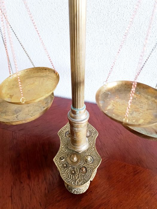 Balança em latão, 4 pratos, 63cm altura