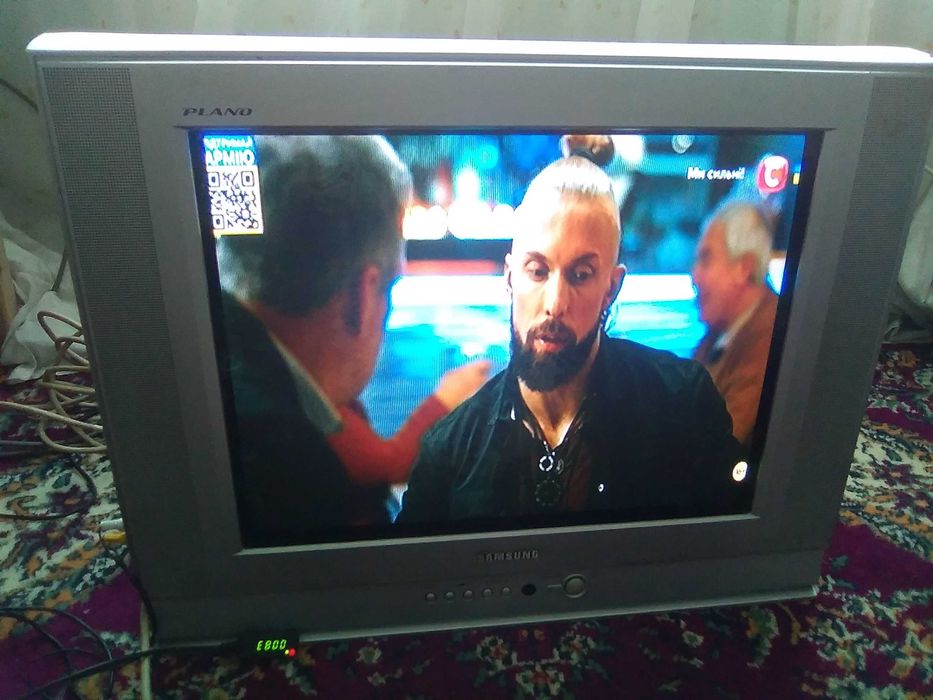 Телевизор Самсунг с спутниковой антеной