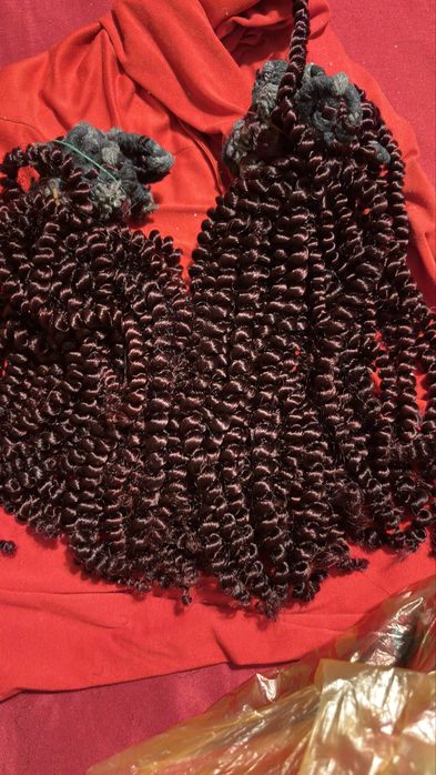 postiços e cabelos indianos disponíveis