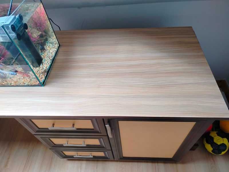 Biurko na wymiar z dużym blatem