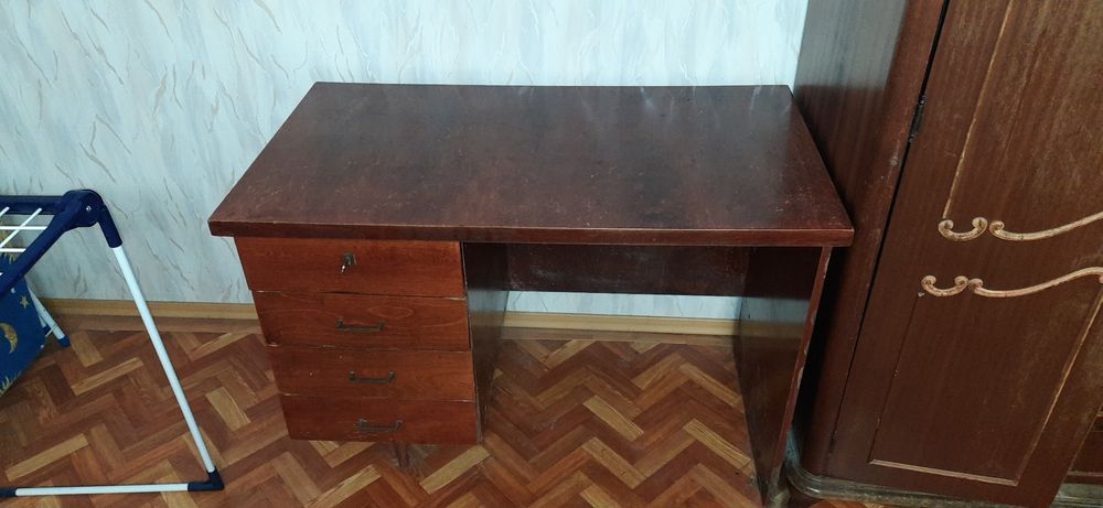 Письменный стол.