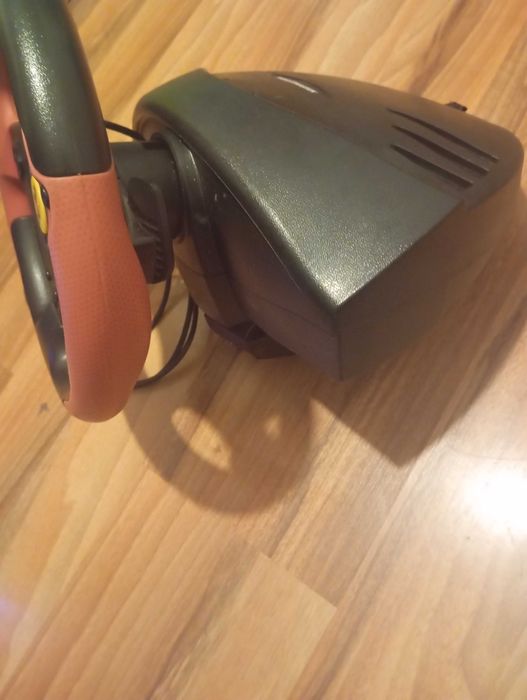 Volante Thrustmaster Ferrari Red Legend Edition + Pedais