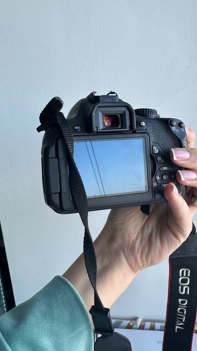 Canon EOS 650D (Rebel T4i) + kit lens 18-55mm IS II