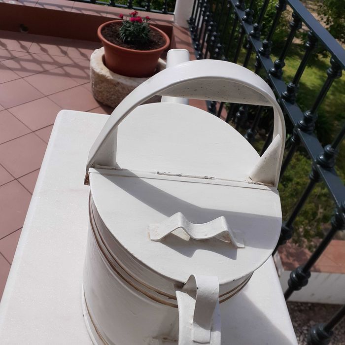 Regador antigo pintado