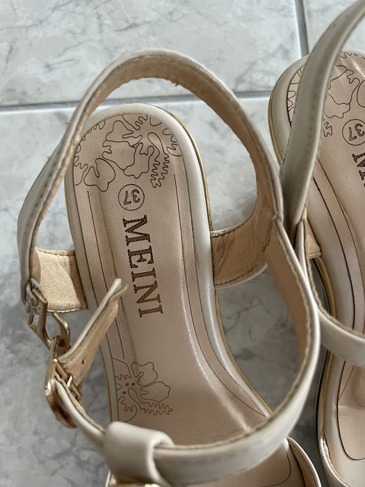 Śliczne sandałki  na koturnie 37