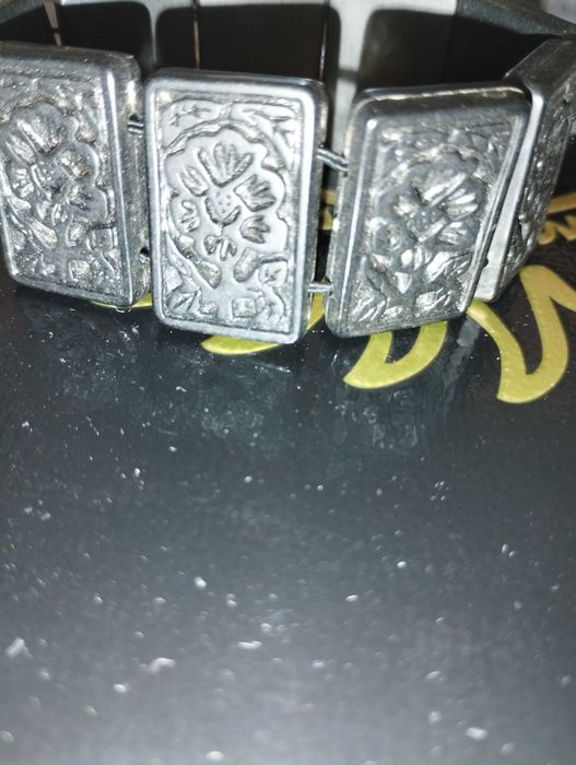 pulseira de madeira preta