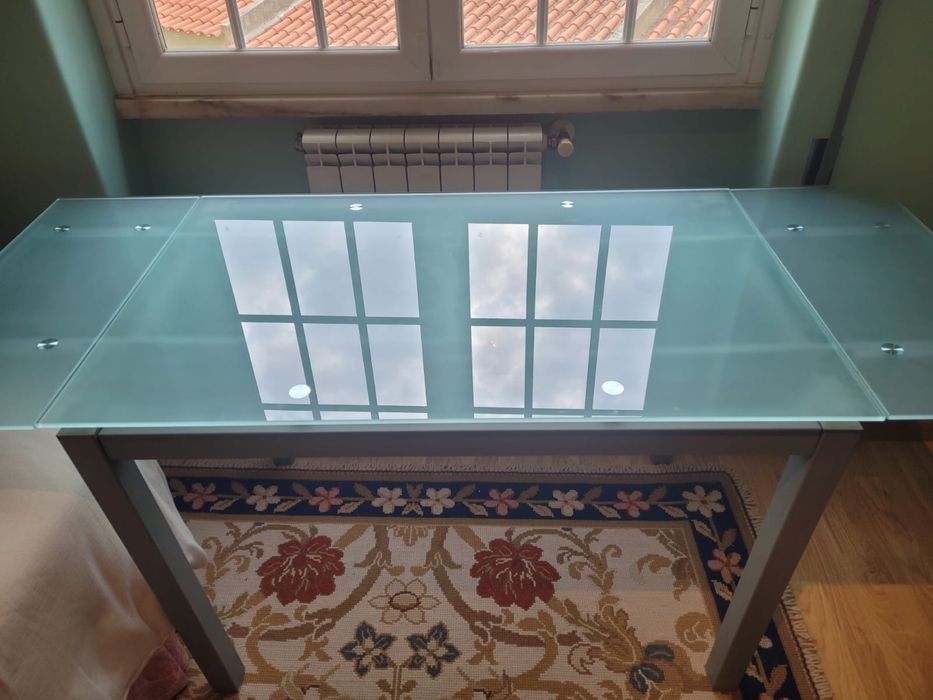 Mesa extensivel de vidro fosco