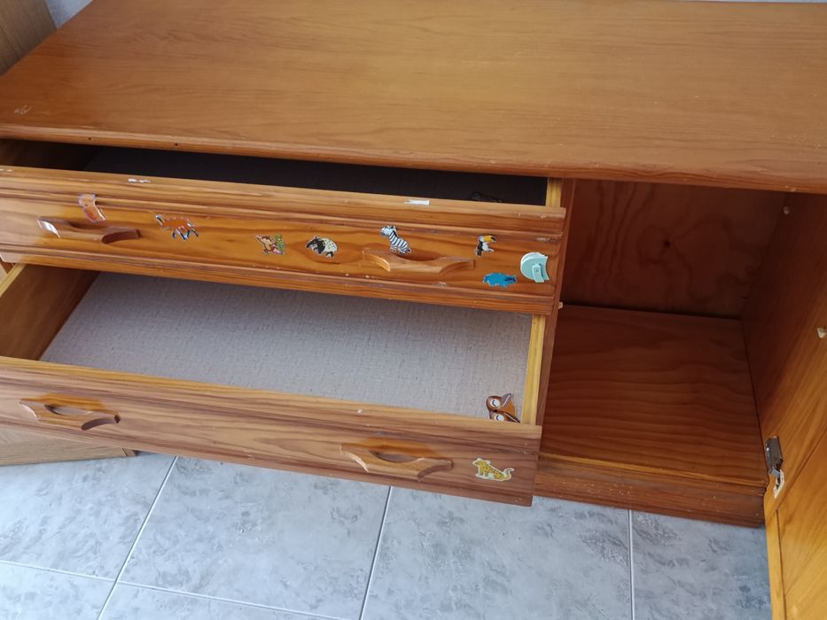 Cómoda usada com 4 gavetas