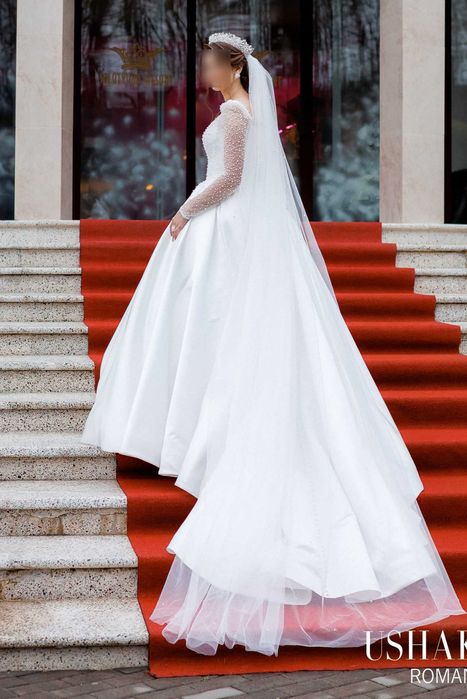 Весільна сукня у білому кольорі, розмір М, ідеальний стан