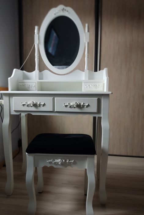 Toaletka biała zdobienia