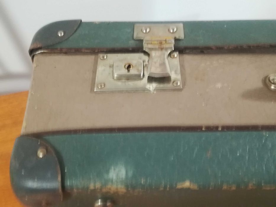 Stara walizka tekturowa