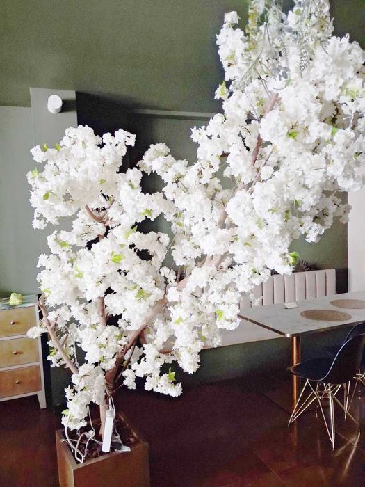 Árvore decorativa com flores artificiais - 2.70m